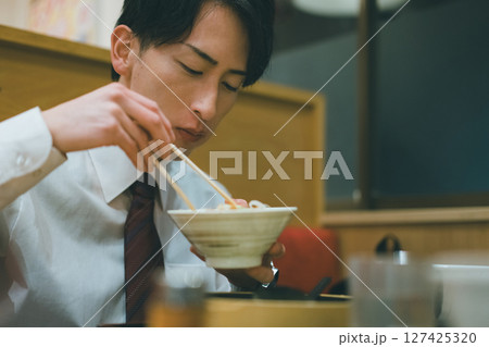 サラリーマンの夜の外食 127425320