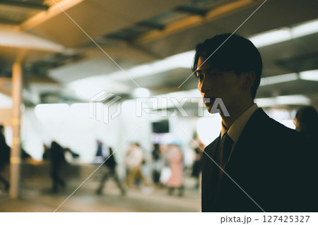 夜遅くに家路を急ぐ会社員 127425327