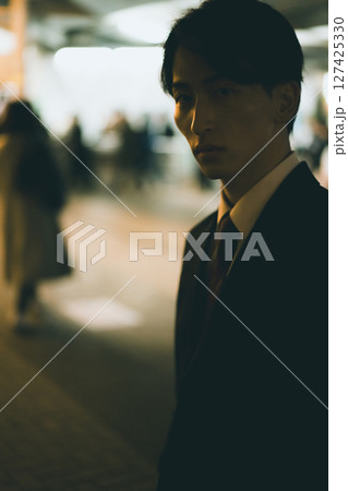 残業続きで夜遅い帰宅になった会社員 残業続きで夜遅い帰宅になった会社員 127425330