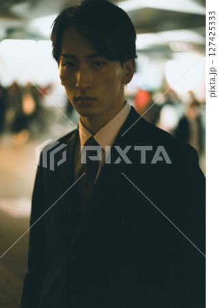 残業続きで夜遅い帰宅になった会社員 127425333