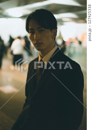 帰宅ラッシュと会社員 127425338