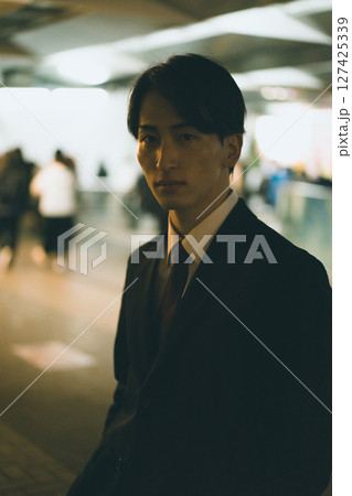 帰宅ラッシュと会社員 帰宅ラッシュと会社員 127425339