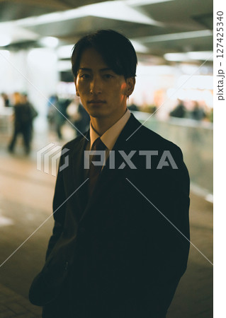 帰宅ラッシュと会社員 127425340