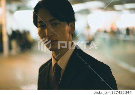 家路を急ぐサラリーマン 127425344