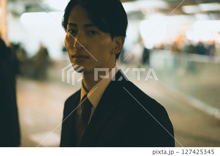 家路を急ぐサラリーマン 家路を急ぐサラリーマン 127425345