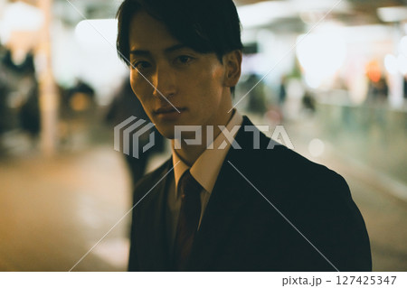 家路を急ぐサラリーマン 127425347