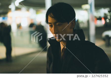 家路を急ぐサラリーマン 家路を急ぐサラリーマン 127425352