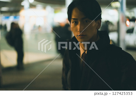 家路を急ぐサラリーマン 127425353