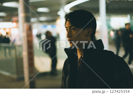 家路を急ぐサラリーマン 127425354