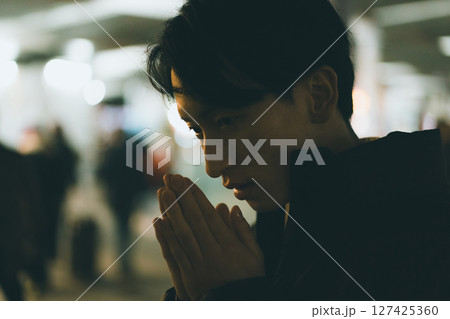 冬の夜の若いサラリーマンの末端冷え性 127425360