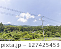 山の中にある電柱 127425453