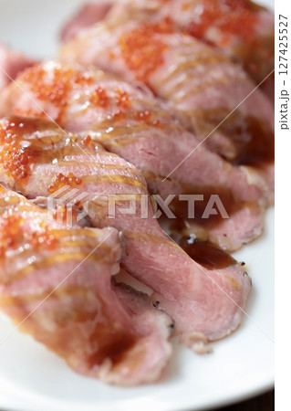 とびっこを乗せたローストビーフの握り寿司 とびっこを乗せたローストビーフの握り寿司 127425527