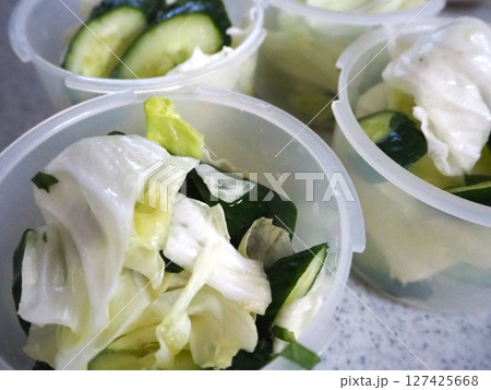 保存容器に小分けで入れられた塩もみした夏野菜(キャベツときゅうり)1 保存容器に小分けで入れられた塩もみした夏野菜(キャベツときゅうり)1 127425668