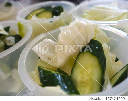 保存容器に小分けで入れられた塩もみした夏野菜（キャベツときゅうり）2 127425669