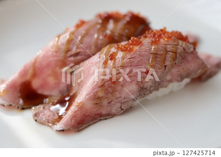 とびっこを乗せたローストビーフの握り寿司 127425714