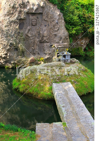 川中不動（豊後高田市・縦構図） 127425867