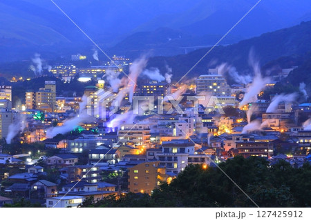 湯けむりの鉄輪温泉街(ライトアップ・別府市) 湯けむりの鉄輪温泉街(ライトアップ・別府市) 127425912