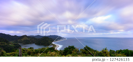 長目の浜と朝焼けに染まる雲 甑島の風景 長目の浜と朝焼けに染まる雲 甑島の風景 127426135
