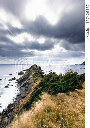 ドラマチックな雲と海へ続く海岸線　鳥ノ巣山展望所　甑島の風景 127426137