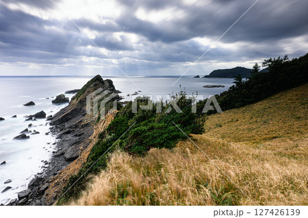 ドラマチックな雲と海へ続く海岸線　鳥ノ巣山展望所　甑島の風景 127426139