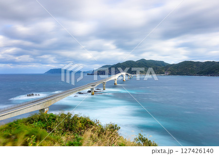 海に架かる橋　甑大橋　甑島の風景 127426140