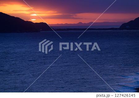 昇る太陽　甑島の風景 127426145