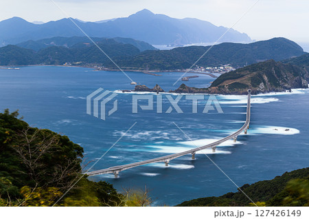 海に架かる橋　甑大橋　甑島の風景 127426149