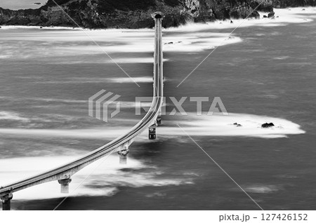 海に架かる橋　甑大橋　甑島の風景 127426152