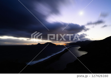 月光を浴びる長目の浜 田之尻展望所 甑島の風景 月光を浴びる長目の浜 田之尻展望所 甑島の風景 127426160