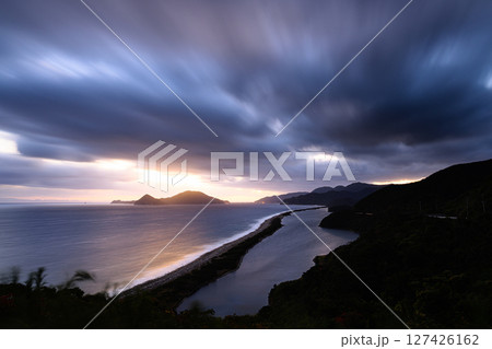 朝焼けと長目の浜　田之尻展望所　甑島の風景 127426162
