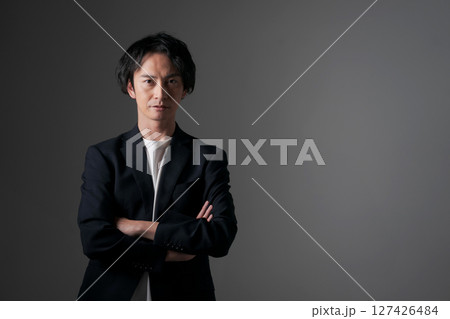 腕組みをするビジネスマン 腕組みをするビジネスマン 127426484