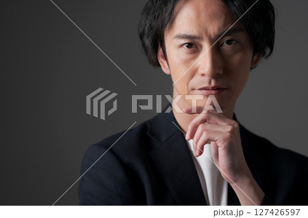 頬杖をするビジネスマン 頬杖をするビジネスマン 127426597