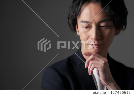 考える表情のビジネスマン 127426612