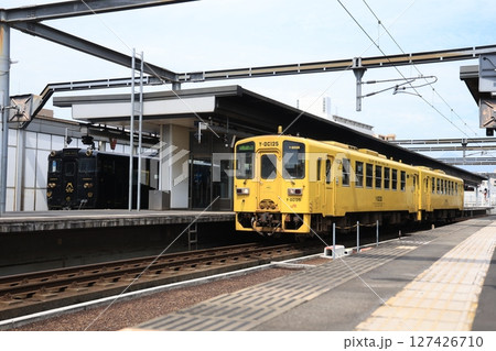 【JR九州】2R形とキハ125形（久大本線：大分駅） 127426710