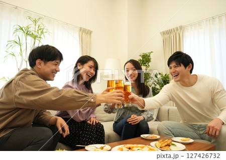 ホームパーティーで乾杯 ホームパーティーで乾杯 127426732