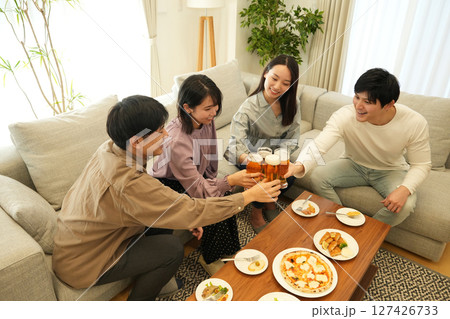 ホームパーティーで乾杯 127426733