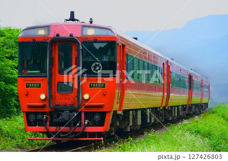 由布院・別府へ向かう特急ゆふ 127426803