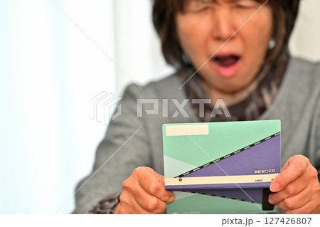 預金通帳 貯金通帳を確認するシニア 預金通帳 貯金通帳を確認するシニア 127426807