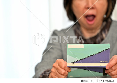 預金通帳 貯金通帳を確認するシニア 預金通帳 貯金通帳を確認するシニア 127426808