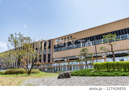 富山県高岡市 晴天のJR新高岡駅(北口) 富山県高岡市 晴天のJR新高岡駅(北口) 127426850