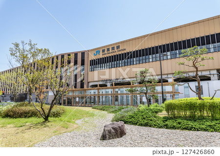 富山県高岡市　晴天のJR新高岡駅（北口） 127426860