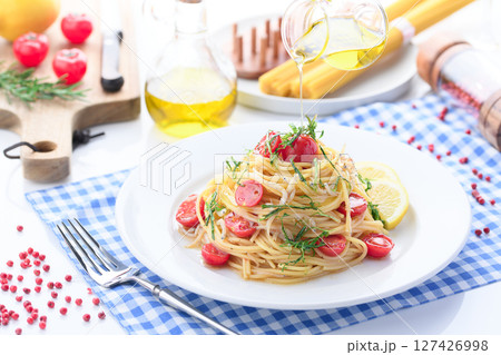 しらすとトマトの冷製パスタ しらすとトマトの冷製パスタ 127426998