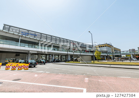 富山県高岡市　快晴のJR高岡駅（北口） 127427384