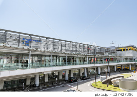 富山県高岡市　快晴のJR高岡駅（北口） 127427386