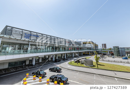 富山県高岡市　快晴のJR高岡駅（北口） 127427389