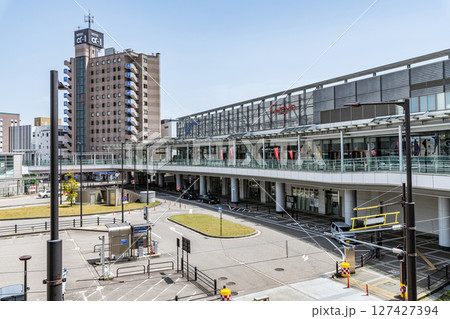 富山県高岡市 快晴のJR高岡駅(北口) 富山県高岡市 快晴のJR高岡駅(北口) 127427394