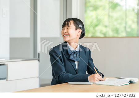 勉強する中学生・高校生の女の子（宿題・受験勉強・学習・教育） 127427832