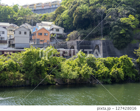 川沿いを走る電車 127428016