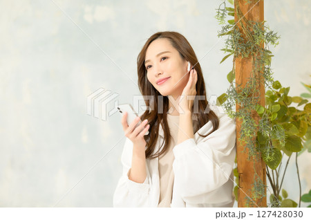 スマホで音楽を聴く女性 スマホで音楽を聴く女性 127428030