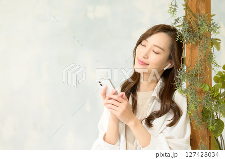 スマホで音楽を聴く女性 スマホで音楽を聴く女性 127428034